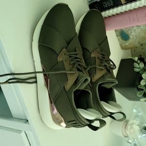 Women Puma Tennis Shoes